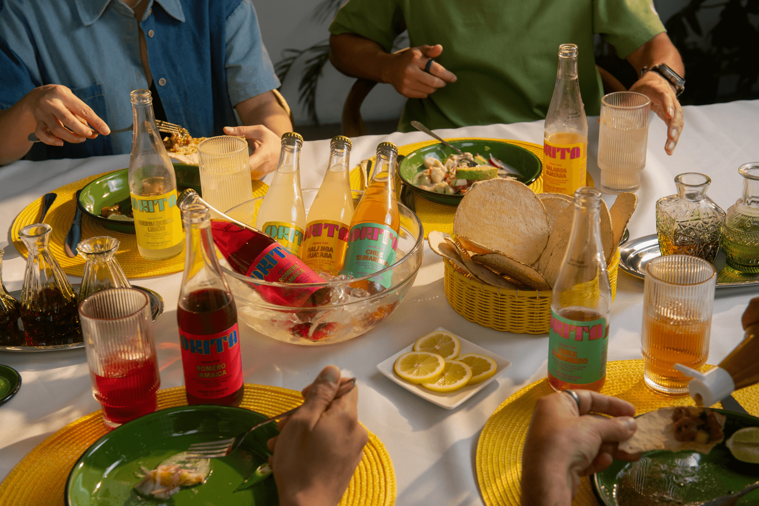 Mesa llena de comida y bebida Orita